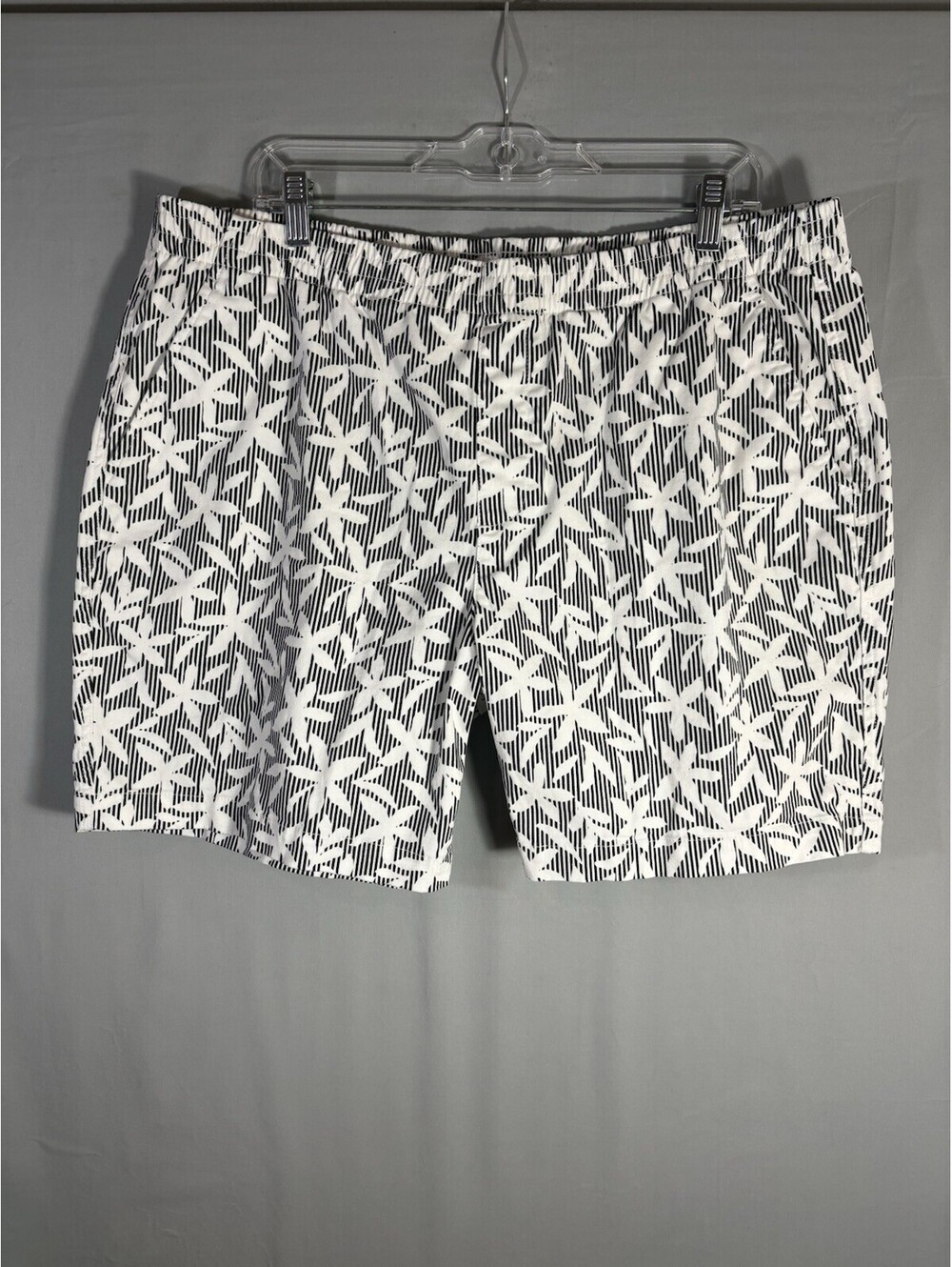 Lands’ End Women’s Size 18 Mid Rise Pull On Shorts Black White Abstract Print